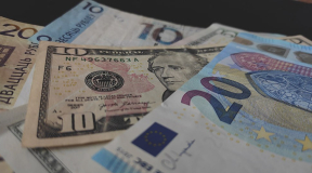 Зарплата в долларах выросла на 30%. Экономистка: «В беларуских рублях не все так радужно»