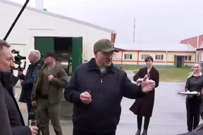 Видеофакт. Лукашенко с рюмкой празднует окончание строительства коровников